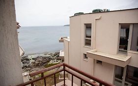 Convenient 1-Bedroom Flat Next To Harmanite Beach